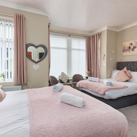 Friends Hotel Blackpool Bagian luar foto