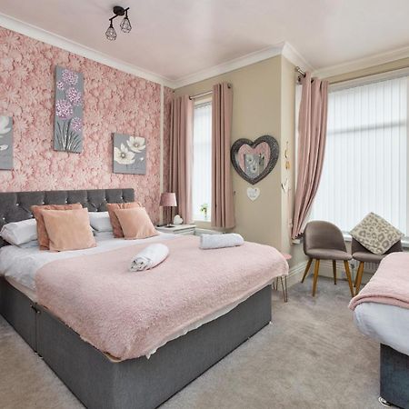 Friends Hotel Blackpool Bagian luar foto