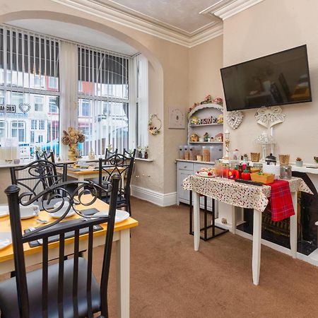 Friends Hotel Blackpool Bagian luar foto