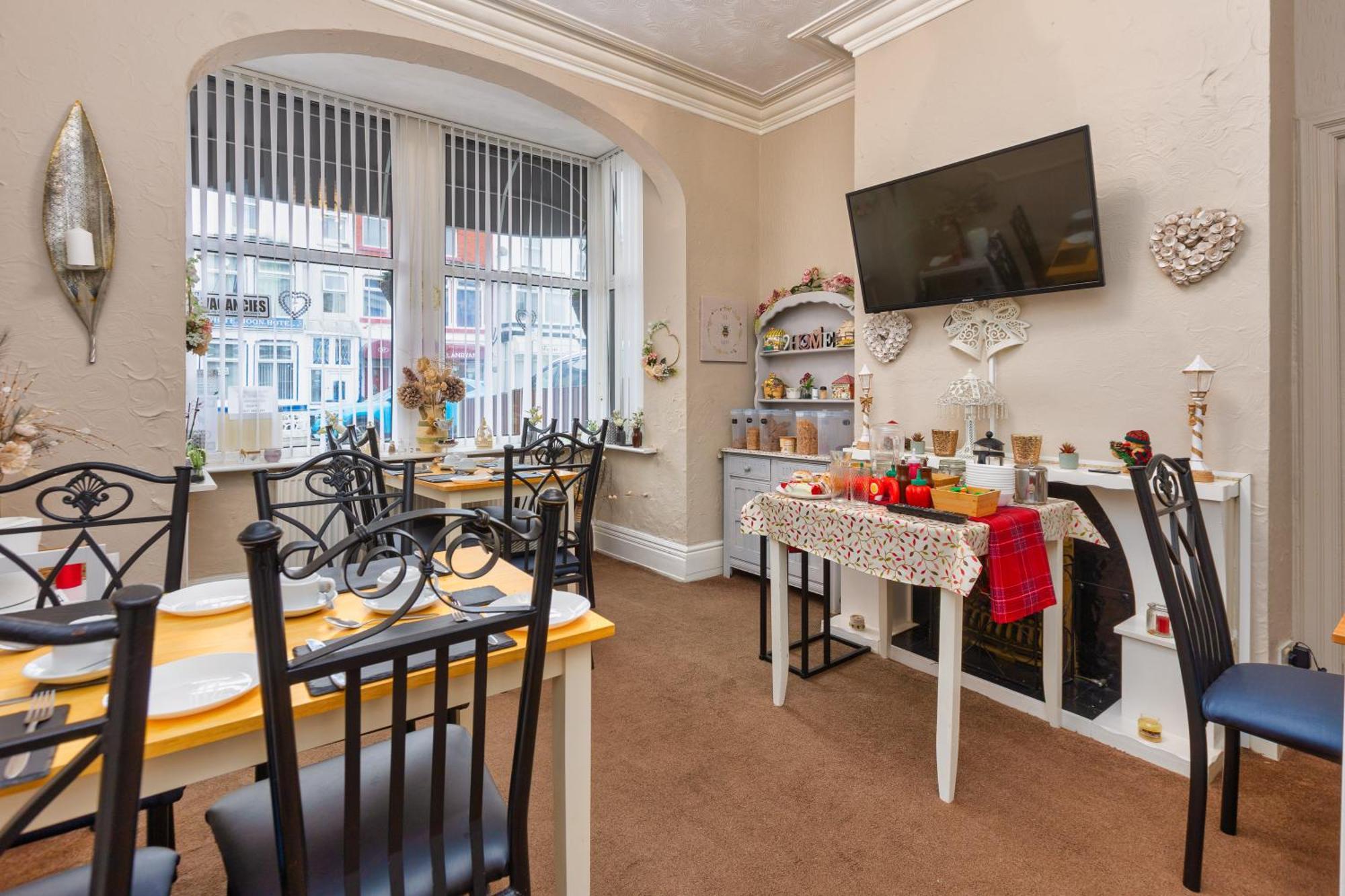 Friends Hotel Blackpool Bagian luar foto
